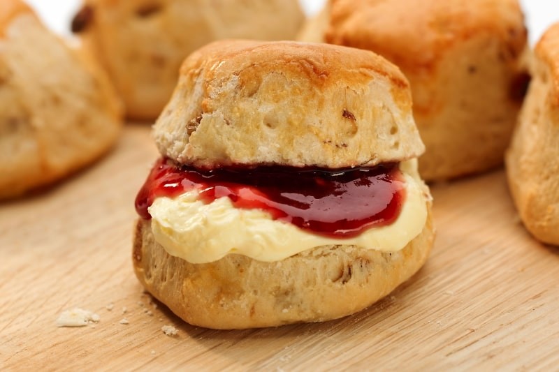 HANDMADE CAKE COMPANY Large Sultana Scones
