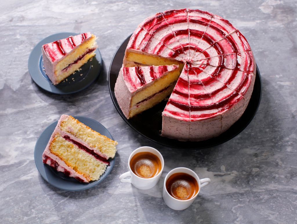 THE HANDMADE CAKE COMPANY Blackberry & Mascarpone Cake