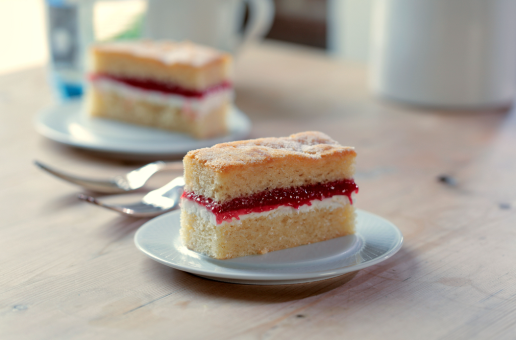 THE HANDMADE CAKE COMPANY Victoria Sponge Traycake