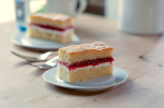 THE HANDMADE CAKE COMPANY Victoria Sponge Traycake